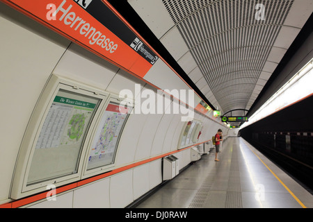 Innenraum der Herrengasse U-Bahnstation, Wien, Österreich Stockfoto