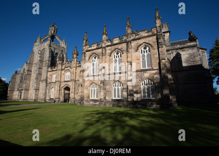 Stadtzentrum von Aberdeen, Schottland. Der Universität und des Königs College of Aberdeen mit Kings College Chapel im Hintergrund. Stockfoto