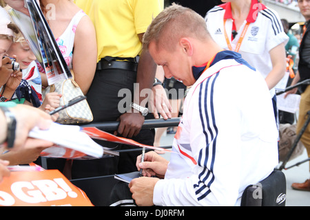 Die Paralympics David Weir Autogramme an die Jubiläumsspiele im Olympiapark, Stratford, London Stockfoto