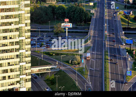 Petrzalka Borough, Stadtbild von UFO Restaurant, SNP-Brücke, Bratislava, Slowakei Stockfoto
