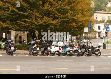 Motorräder und Roller geparkt in Bergamo Alta, Italien. Stockfoto