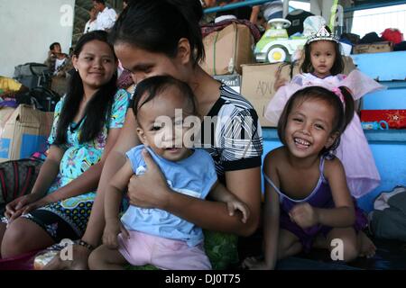 Manila, Philippinen. 18. November 2013. JAMES NATHAN feierte seinen ersten Geburtstag am Villamor Airbase in Pasay City, südlich von Manila während des Wartens auf einen Flug nach Cebu. Tausende von vertriebenen Personen aus Tacloban und Ormoc City waren für Tierheim nach Villamor Airbase in Pasay City, südlich von Manila geflogen. Freiwillige helfen, füttern und beraten die evakuierten, die emotionales Trauma erlitten nach Überlebenden einer der größten Stürme, Land, Haiyan getroffen. © J Gerard Seguia/NurPhoto/ZUMAPRESS.com/Alamy Live-Nachrichten Stockfoto