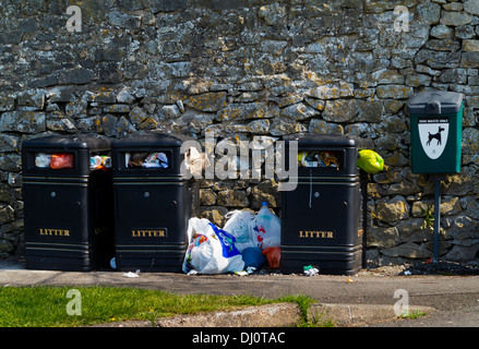 Überfüllt öffentlichen Abfall-Behälter in Hartington ein beliebtes Touristenziel in Derbyshire Dales Peak District England Großbritannien Stockfoto