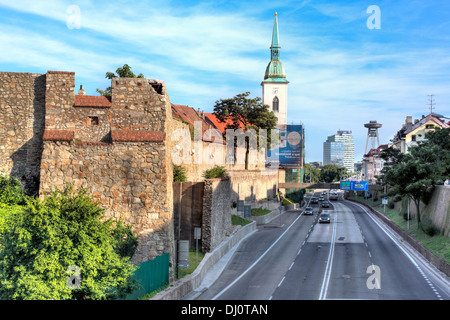 Stadtmauer und St. Martins Dom, Bratislava, Slowakei Stockfoto