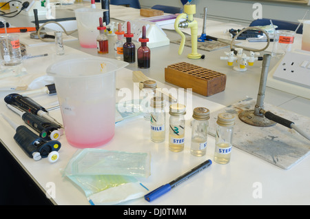 Mikrobiologie autoklaviert sterile Ausrüstung für die Zellkultur mit Bakterien in Wissenschaft für Molekularbiologie Stockfoto