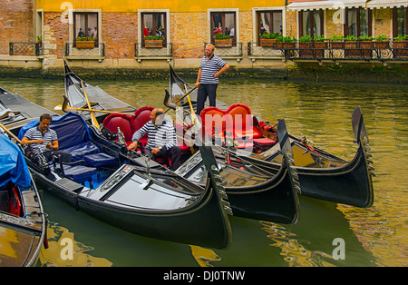 Gondolieri Entspannung zwischen durch die Grachten in Venedig, Italien. Stockfoto