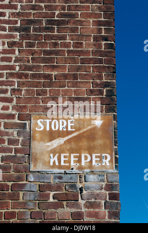 Backsteinfassade mit Metall Store Keeper Zeichen an historischen Tredegar Iron Works, Richmond, Virginia, USA. Stockfoto