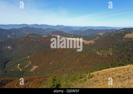 Blick vom Gipfel des Rakytov (Velka Fatra) Richtung Mala Fatra Gebirge, Slowakei. Stockfoto