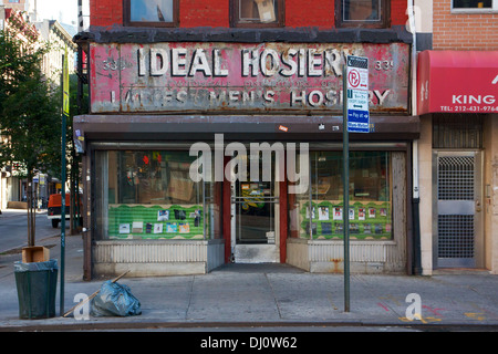 IDEALE Strumpfwaren bei 339 Grand Street, Beispiel für die verschwindenden alten Lower East Side von Manhattan, New York, NY, USA im August 2012. Stockfoto
