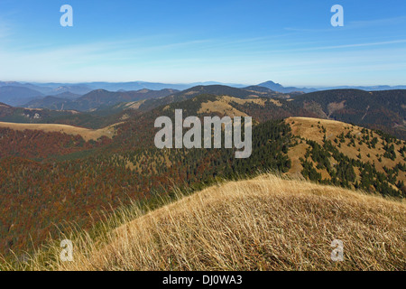 Nationalpark Velka Fatra vom Gipfel des Rakytov, Blick Richtung Velký Choc, Slowakei. Stockfoto