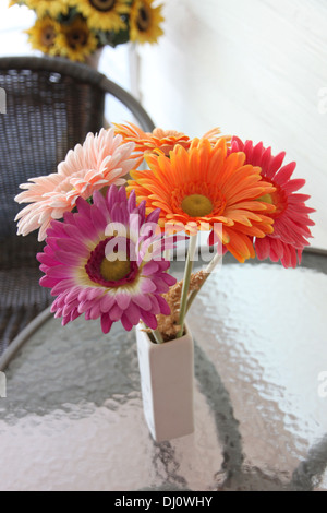 Die bunten Bild Blumen in einer Vase auf dem Tisch. Stockfoto