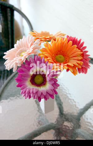 Die bunten Bild Blumen in einer Vase auf dem Tisch. Stockfoto