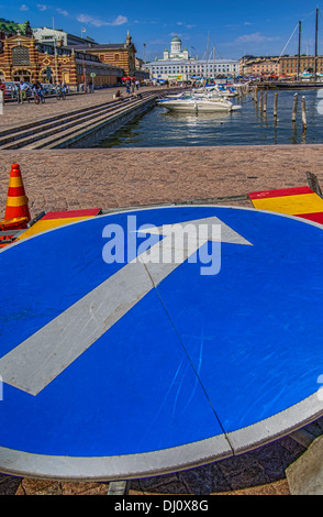 Der Hafen von Helsinki in Finnland. Im Hintergrund sind die Markthalle und die lutherische Kathedrale. Stockfoto