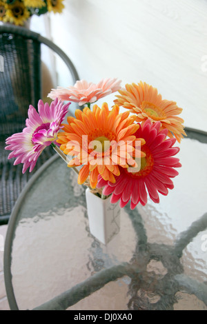 Die bunten Bild Blumen in einer Vase auf dem Tisch. Stockfoto