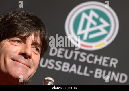 London, UK. 18. November 2013. Fußball-Trainer-Joachim Loew-ss während einer Pressekonferenz in London, UK, 18. November 2013. Am 19. November 2013 spielt die deutsche Nationalmannschaft ein Testspiel gegen England in London. Foto: Andreas Gebert/Dpa/Alamy Live-Nachrichten Stockfoto