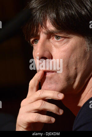 London, UK. 18. November 2013. Nationale Fußball-Trainer Joachim Loew spricht während einer Pressekonferenz in London, UK, 18. November 2013. Am 19. November 2013 spielt die deutsche Nationalmannschaft ein Testspiel gegen England in London. Foto: Andreas Gebert/Dpa/Alamy Live-Nachrichten Stockfoto