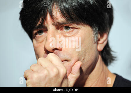 London, UK. 18. November 2013. Nationale Fußball-Trainer Joachim Loew während einer Pressekonferenz in London, UK, 18. November 2013. Am 19. November 2013 spielt die deutsche Nationalmannschaft ein Testspiel gegen England in London. Foto: Andreas Gebert/Dpa/Alamy Live-Nachrichten Stockfoto