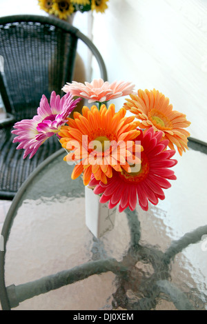 Die bunten Bild Blumen in einer Vase auf dem Tisch. Stockfoto