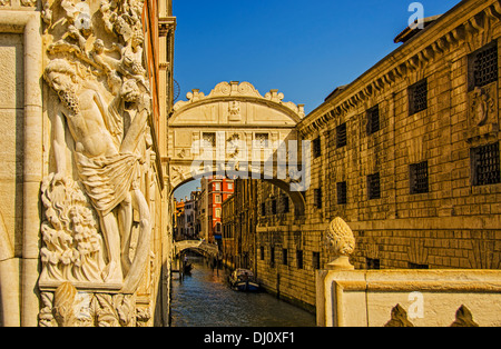 Die Seufzerbrücke gesehen von der Ponte della Paglia, Venedig, Italien. Stockfoto