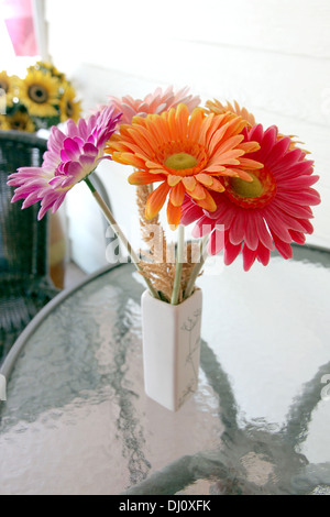 Die bunten Bild Blumen in einer Vase auf dem Tisch. Stockfoto