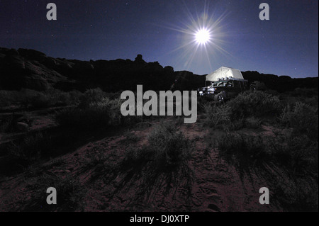 Backcountry camping in einem 4 x 4 mit einem Autodach-Zelt in der Nähe von Canyonlands National Park, Utah, USA Stockfoto