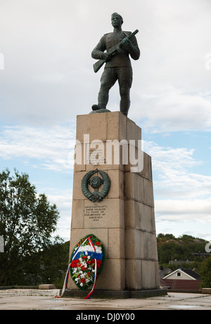 Statue von einem sowjetischen Soldaten in Kirkenes, Norwegen, die früher unter der deutschen Besatzung im zweiten Weltkrieg. Stockfoto