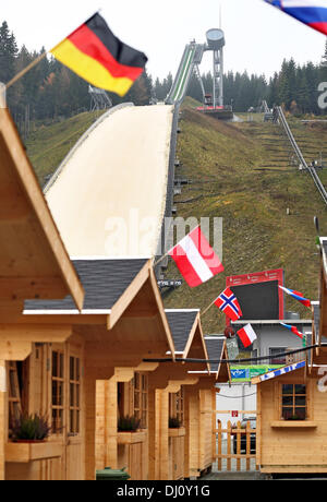 Klingenthal, Deutschland. 18. November 2013. Flaggen in der Athleten Dorf vor der Sprungschanze in der Vogtland Arena in Klingenthal, Deutschland, 18. November 2013 fliegen. Die FIS Weltcupsaison der Skispringer wird hier vom 22. bis 24. November 2013 kick-off. Foto: JAN WOITAS/Dpa/Alamy Live News Stockfoto