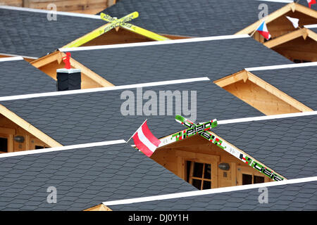 Klingenthal, Deutschland. 18. November 2013. Flaggen in der Athleten Dorf vor der Sprungschanze in der Vogtland Arena in Klingenthal, Deutschland, 18. November 2013 fliegen. Die FIS Weltcupsaison der Skispringer wird hier vom 22. bis 24. November 2013 kick-off. Foto: JAN WOITAS/Dpa/Alamy Live News Stockfoto