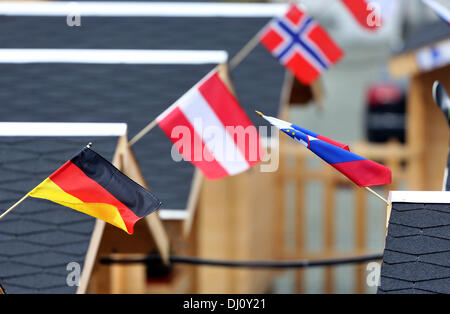 Klingenthal, Deutschland. 18. November 2013. Fahnen fliegen in das Athletendorf in der Vogtland Arena in Klingenthal, Deutschland, 18. November 2013. Die FIS Weltcupsaison der Skispringer wird hier vom 22. bis 24. November 2013 kick-off. Foto: JAN WOITAS/Dpa/Alamy Live News Stockfoto