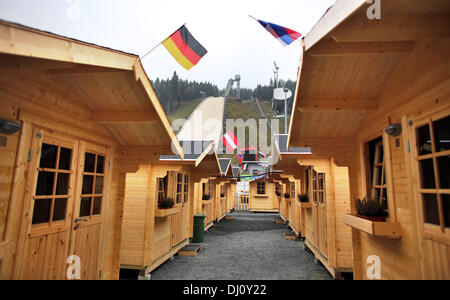 Klingenthal, Deutschland. 18. November 2013. Flaggen in der Athleten Dorf vor der Sprungschanze in der Vogtland Arena in Klingenthal, Deutschland, 18. November 2013 fliegen. Die FIS Weltcupsaison der Skispringer wird hier vom 22. bis 24. November 2013 kick-off. Foto: JAN WOITAS/Dpa/Alamy Live News Stockfoto