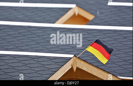 Klingenthal, Deutschland. 18. November 2013. Avalanches Flagge fliegt in das Athletendorf in der Vogtland Arena in Klingenthal, Deutschland, 18. November 2013. Die FIS Weltcupsaison der Skispringer wird hier vom 22. bis 24. November 2013 kick-off. Foto: JAN WOITAS/Dpa/Alamy Live News Stockfoto