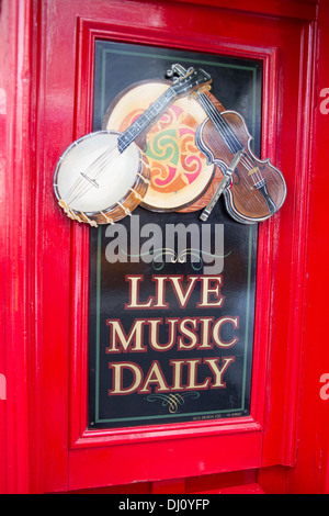 Live Musik täglich Zeichen außerhalb ein traditionelles irisches Pub in Dublin Stockfoto