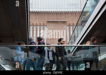 Menschen verlassen Millennium Bridge auf Bankside von Tate Modern - London-UK Stockfoto