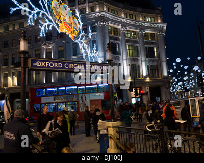 Oxford Circus Station als Weihnachten 2013 nähert. Die Beleuchtung der Regent Street sind im Hintergrund. Stockfoto