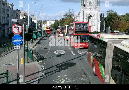 Busse auf einer Strecke von zwei-Wege-bus Lane, York Place, Brighton. Stockfoto