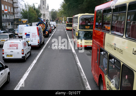 Busse auf einer Strecke von zwei-Wege-bus Lane, Gloucester Place, Brighton. Stockfoto