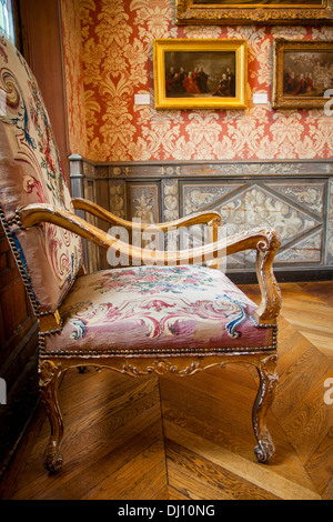 Antike französische Stuhl am Hotel Carnavalet - jetzt Paris Geschichtsmuseum, in Marais, Paris Frankreich Stockfoto