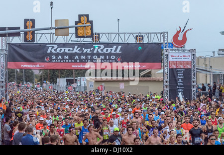 26.000 Läufer ab 2013 Rock And Roll Marathon in San Antoni, TX USA 17. November 2013 Stockfoto