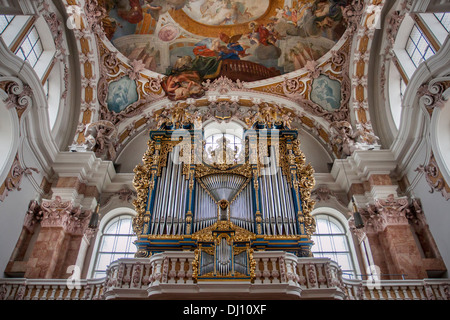 Orgelpfeifen und die Decke des barocken Kathedrale Saint James (b. 1724), Innsbruck-Österreich Stockfoto