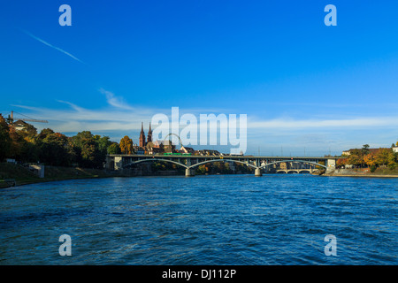 Ein Foto von der Kathedrale auf dem Fluss in Basel, Schweiz. Zu Beginn des Herbstes fair an einem schönen sonnigen Tag genommen Stockfoto