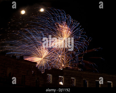 Feuerwerk über dem antiken Amphitheater, Pula, Kroatien Stockfoto