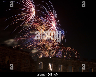 Feuerwerk über dem antiken Amphitheater, Pula, Kroatien Stockfoto