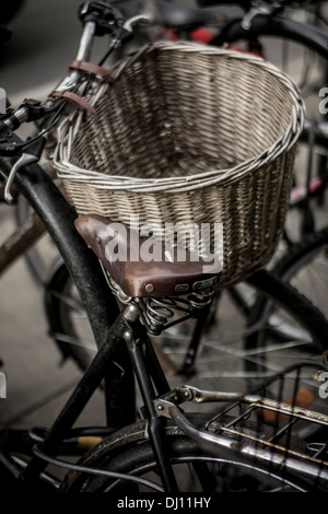 Fahrräder in einem Fahrradständer abgestellt Stockfoto