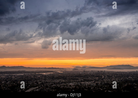 Blick vom Downtown Oakland, Kalifornien der Golden Gate Bridge und Mount Tamalpais bei Sonnenuntergang Stockfoto