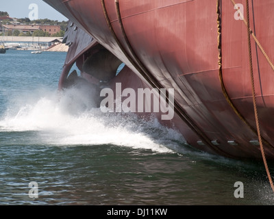 neues Schiff startet in Werft - Splash über Stockfoto