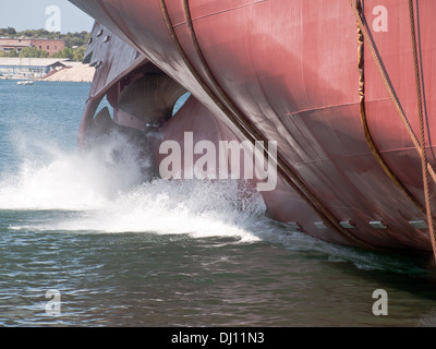 neues Schiff startet in Werft - Splash über Stockfoto