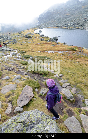 Junge Frau Wanderland Scheidegebirges, höchsten Berggipfel in der Bergkette der Sierra de Guadarrama, Spanien Stockfoto