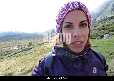 Junge Frau Wanderland Scheidegebirges, höchsten Berggipfel in der Bergkette der Sierra de Guadarrama, Spanien Stockfoto