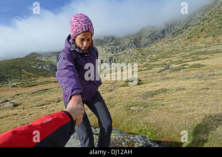 Junge Frau Wanderland Scheidegebirges, höchsten Berggipfel in der Bergkette der Sierra de Guadarrama, Spanien Stockfoto