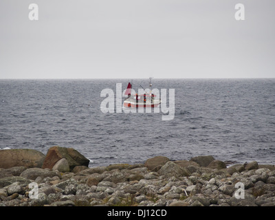 Fischerboot vor der Küste Westnorwegens, Jæren in der Nähe von Stavanger, Nordsee Fischen bei Wind und Regen Stockfoto